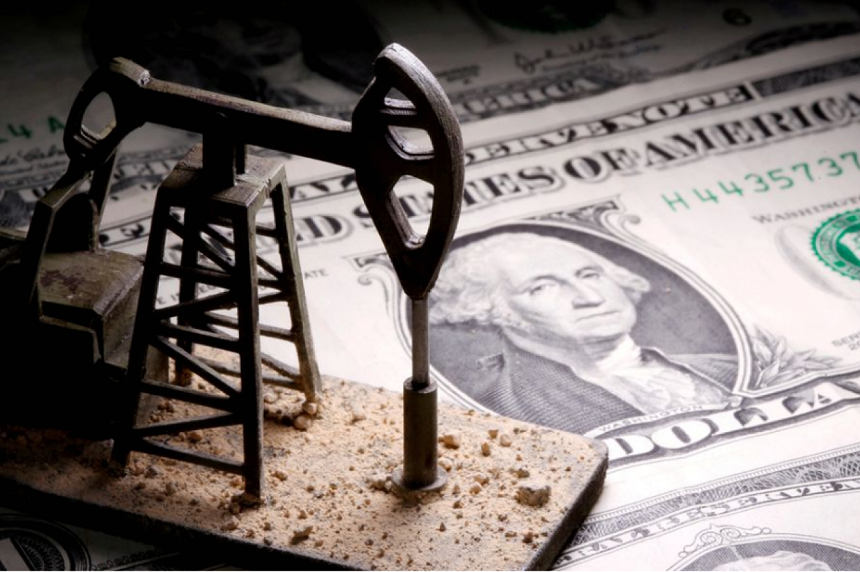 أسعار النفط العالمية ترتفع وسعر الدولار يهبط