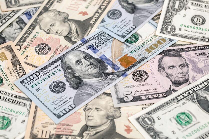 الدولار يبتعد أكثر عن أعلى مستوى له في 20 عاماً وسط توقع برفع آخر في أسعار الفائدة