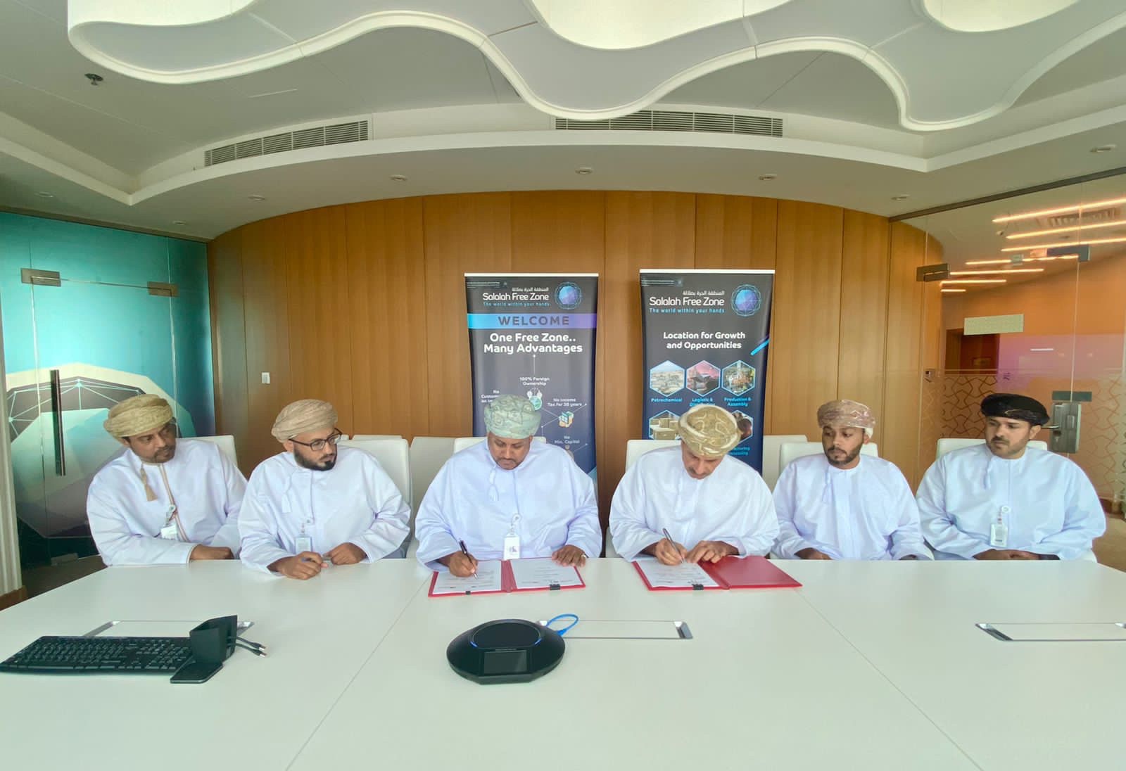 العمانية للأبراج توقع اتفاقية لبناء العديد من أبراج الاتصالات في المنطقة الحرة بصلالة