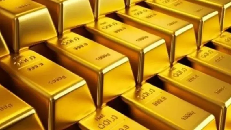 الذهب يقترب من أدنى مستوى له في عام
