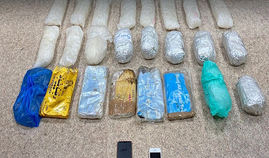 القبض على آسيوي وبحوزته أكثر من 20 كيلوجرامًا مـن مخدري الكريستال والحشيش