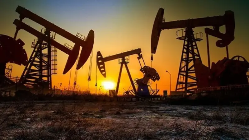 سعر نفط عُمان فوق 99 دولارا والأسعار العالمية تتراجع قليلا بعد انحسار مخاوف
