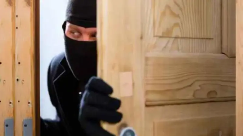 القبض على 6 أشخاص من بينهم امرأة بتهمة السرقة من عدة منازل في مسقط