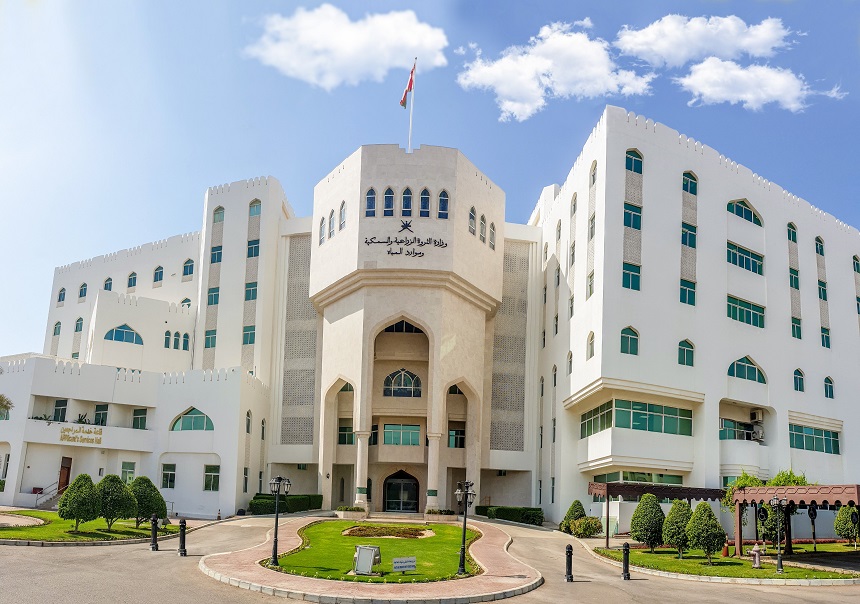 تعيين موانئ للإنزال والتفتيش على السفن  التي تطلب الإذن لدخول الموانئ العُمانية