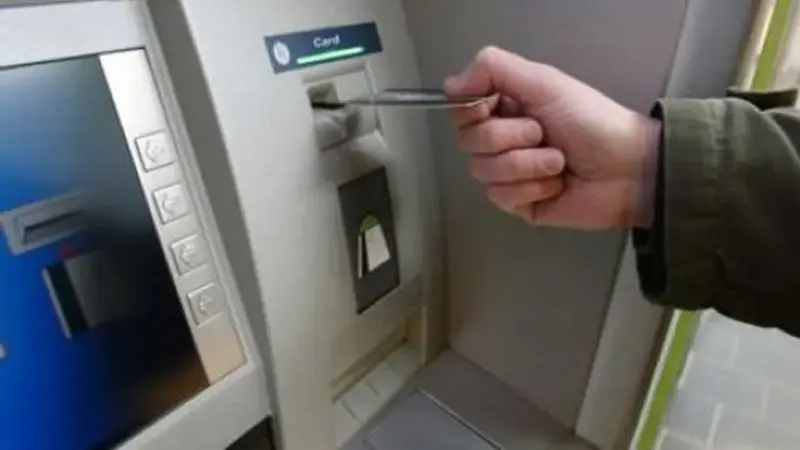 القبض على  10  أشخاص بتهمة غسل الأموال بعد قيامهم بسحب مبالغ كبيرة باستخدام بطاقات بنكية مشبوهة