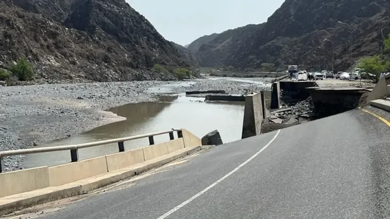 بأكثر من ٨٠ مليون ريال عماني .. وزارة النقل والاتصالات وتقنية المعلومات تسند مناقصات إصلاحات أضرار الطرق
