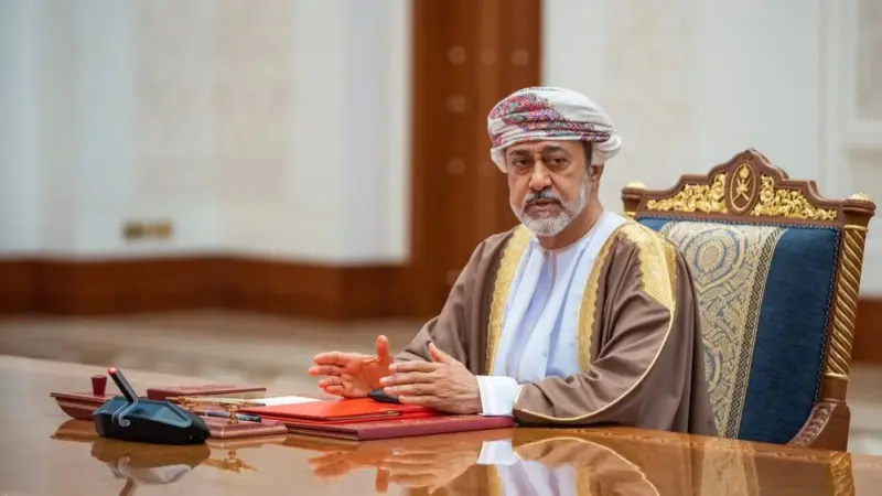 مرسومان سلطانيان بتعيين سفير متجول وتقرير صفة المنفعة العامة لمشروع