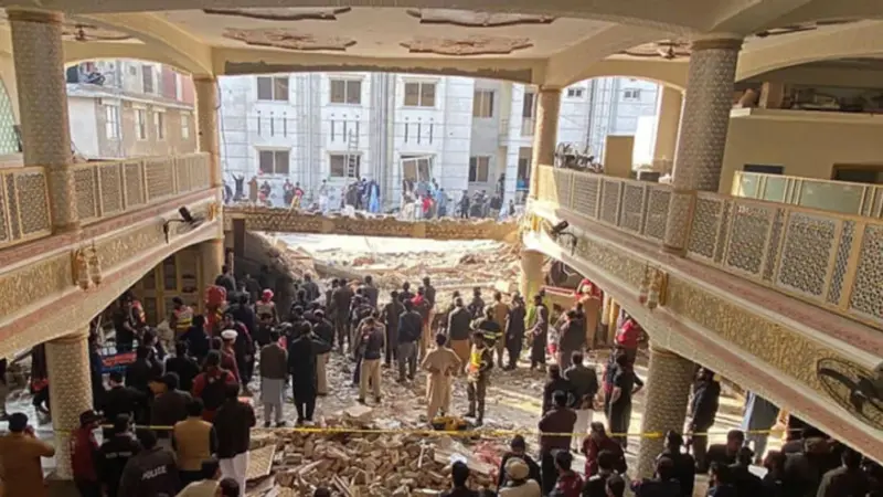قتلى وجرحى في انفجار داخل مسجد في مقر للشرطة الباكستانية في بيشاور
