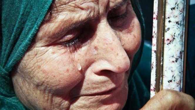 عاملة منزل تستغل انشغال الأهل فتكسر قدم “الأم المسنة” رغم وجود كاميرات للمراقبة