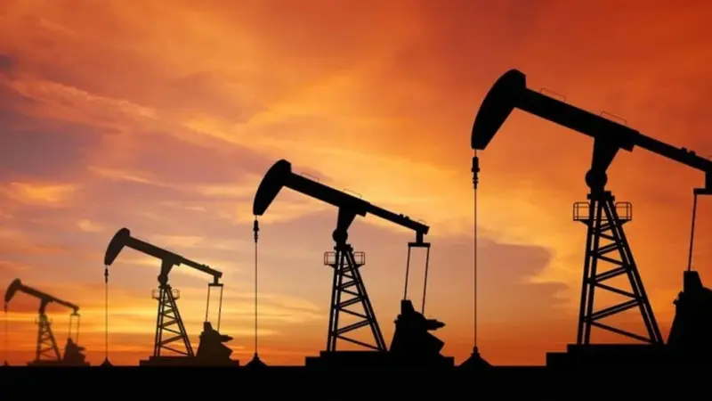 سعر نفط عُمان فوق 78 دولارا والأسعار العالمية تواصل تراجعها