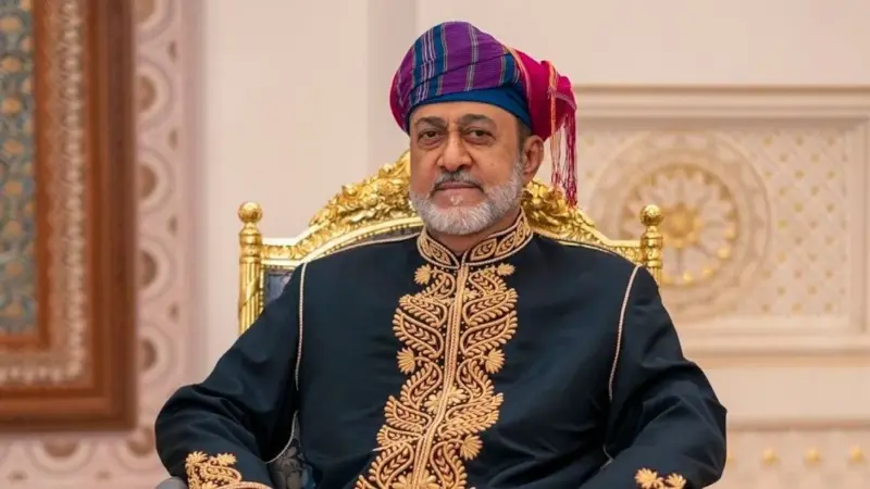جلالةِ السُّلطان يقيم مأدبة غداء تكريمًا لحاكم رأس الخيمة قبل أن يودعه