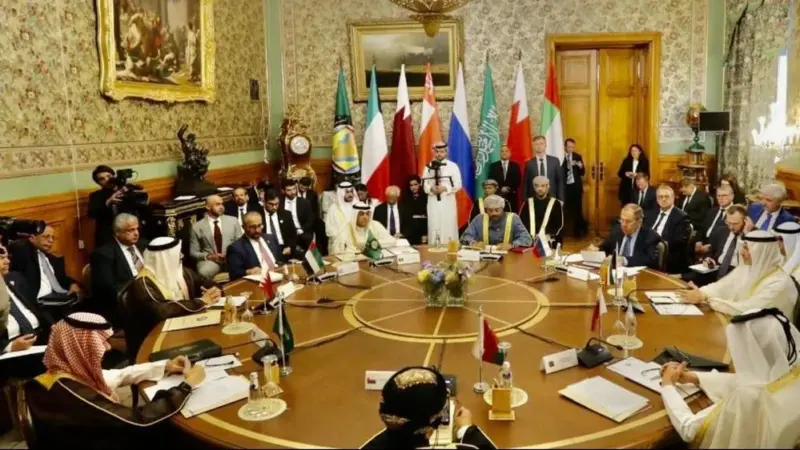 وزير الخارجية خلال الحوار الاستراتيجي الخليجي الروسي يؤكد على الحل السلمي للصراع في أوكرانيا