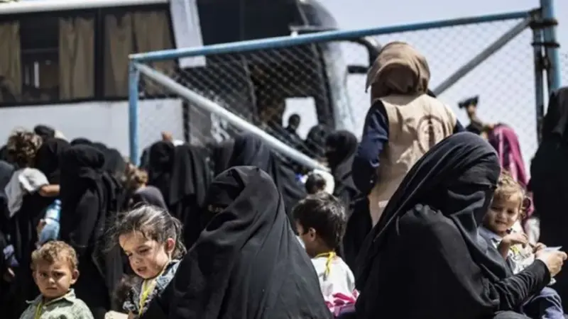 فرنسا تعيد دفعة جديدة من عائلات المسلحين في المخيمات السورية