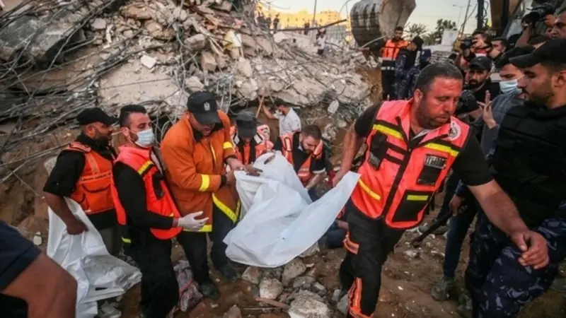 عشرات الشهداء والجرحى بمخيمي الشاطئ وجباليا بقطاع غزة