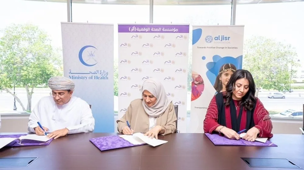 التوقيع لتمويل عيادات متخصصة في طب الأسنان لمستشفى صحار