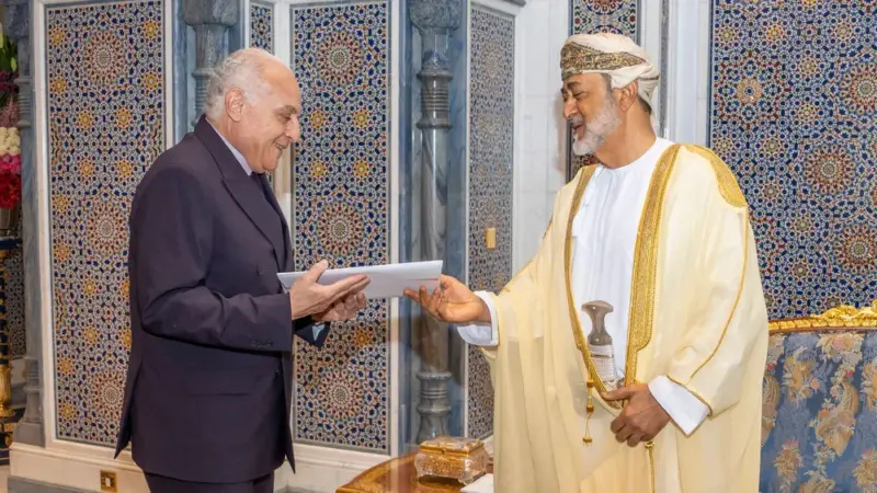 جلالةُ السُّلطان المعظّم يتسلّم رسالةً خطيّةً من رئيس الجزائر