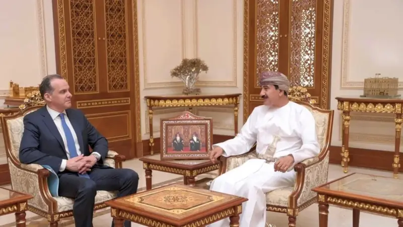 وزير المكتب السُّلطاني يستعرض القضايا الراهنة مع مسؤول أمريكي