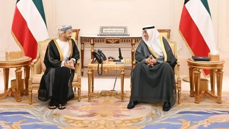 وزير الخارجية يلتقي بولي عهد دولة الكويت في قصر بيان