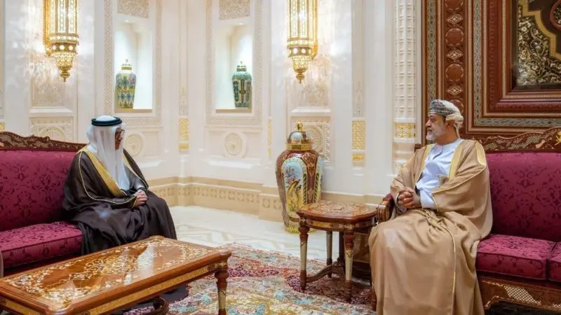 جلالة السُّلطان المعظّم يستقبل وزير خارجية البحرين بقصر البركة