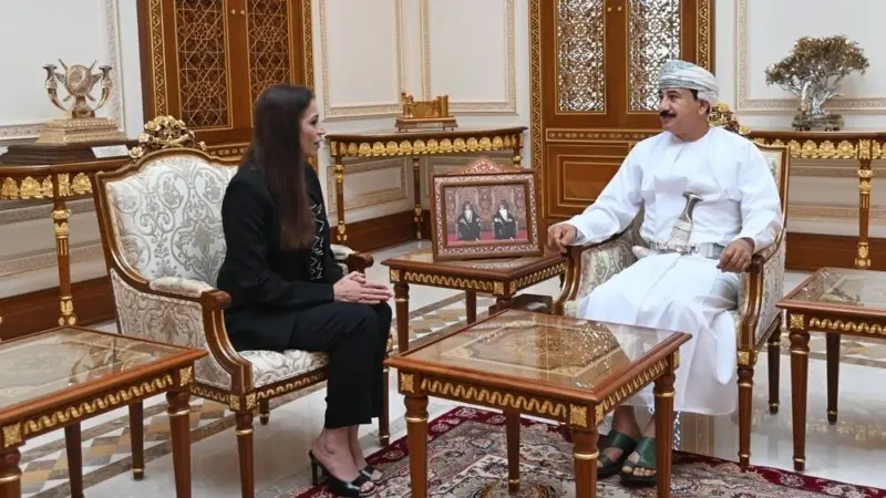 وزير المكتب السُّلطاني يستعرض العلاقات مع سفيرة الأردن