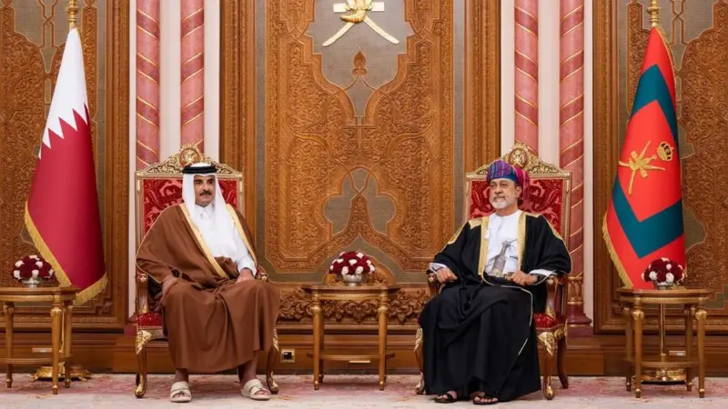 جلالةُ السُّلطان المعظم وأميرُ قطر يعقدان جلسةَ مباحثاتٍ رسميَّةً