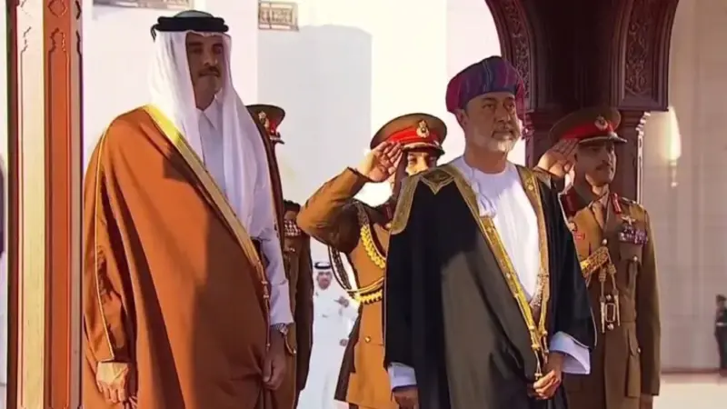 جلالة السلطان في مقدمة مستقبلي أمير قطر لدى وصوله إلى مسقط