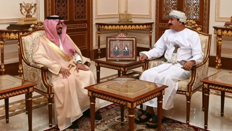 وزير المكتب السُّلطاني يبحث العلاقات مع سفير السعودية