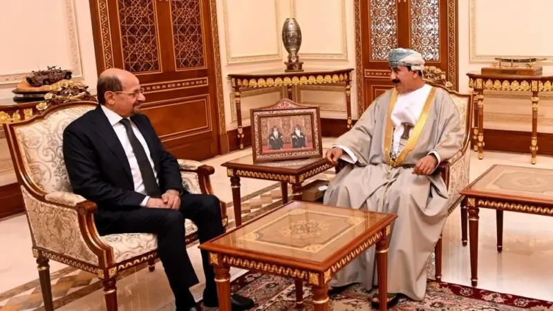 وزير المكتب السلطاني يستعرض العلاقات مع وزير خارجية اليمن