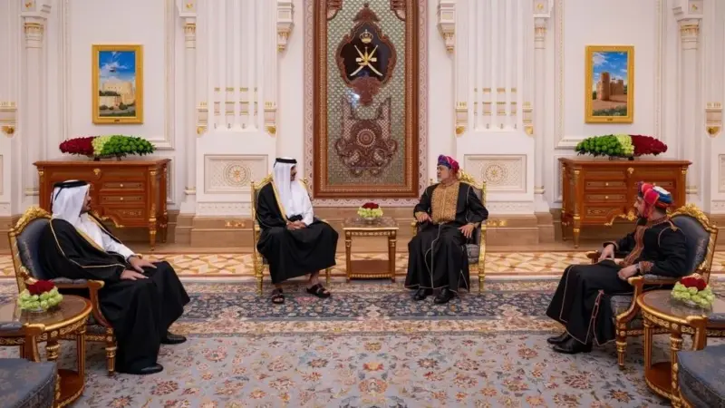 جلالةُ السُّلطان المعظم يُقيم مأدبةَ عشاء رسميّةً تكريمًا لأميرِ دولة قطر