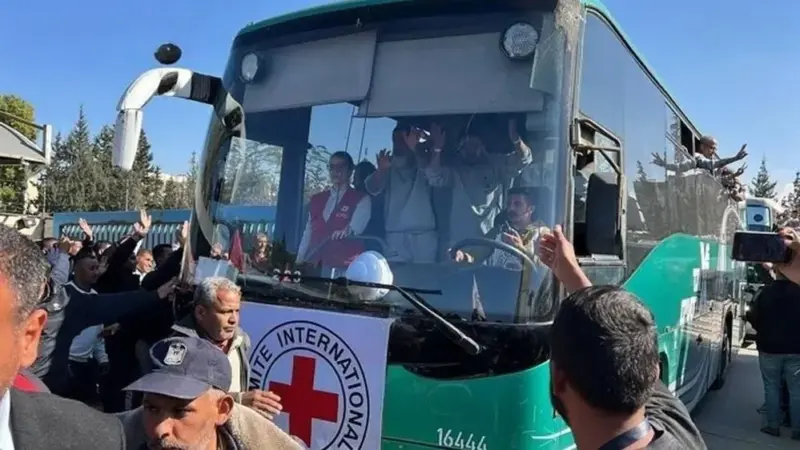 سلطات الاحتلال الإسرائيلي تفرج عن 369 فلسطينيًّا ضمن صفقة
