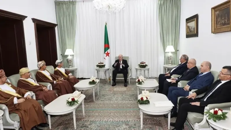رئيس جهاز الاستثمار ينقل تحيات جلالة السُّلطان إلى رئيس الجزائر