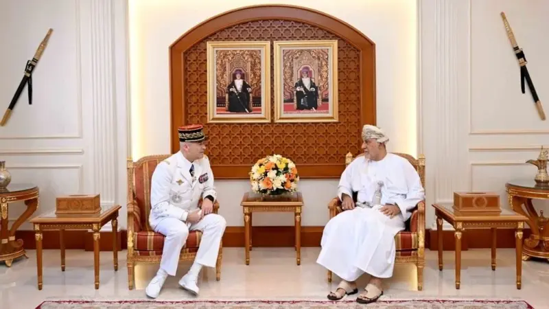 سمو السيد شهاب يستعرض العلاقات مع رئيس الأركان الفرنسي