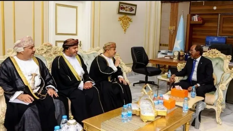وزير النقل ينقل تحيات صاحب الجلالة إلى رئيس جمهورية الصومال
