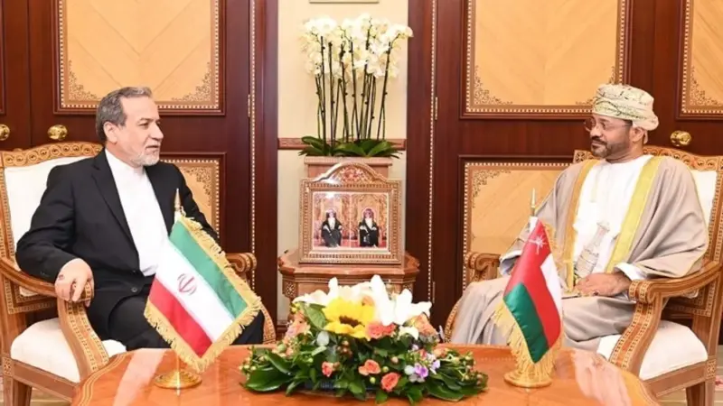 وزير الخارجية يتبادل وجهات النظر حول المستجدات مع نظيره الإيراني