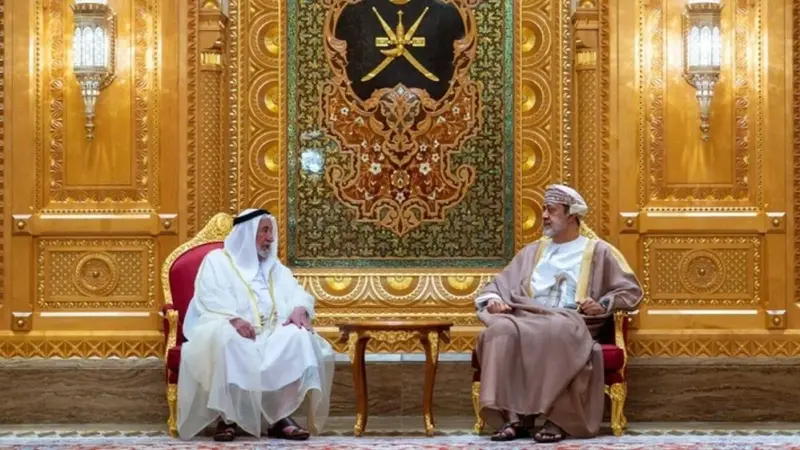 جلالة السُّلطان المعظّم يستقبل حاكم الشارقة بقصر البركة
