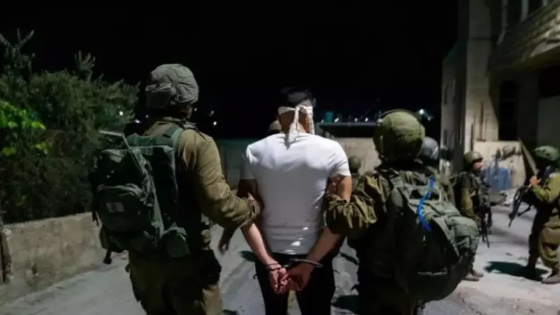 الاحتلال الإسرائيلي يعتقل 20 فلسطينيا في الضفة الغربية