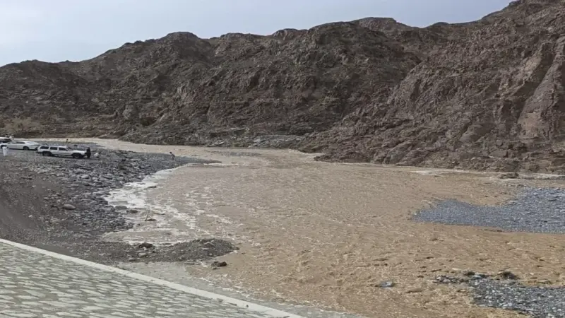 هطول أمطار متفاوتة الغزارة على ولاية العوابي بمحافظة جنوب الباطنة