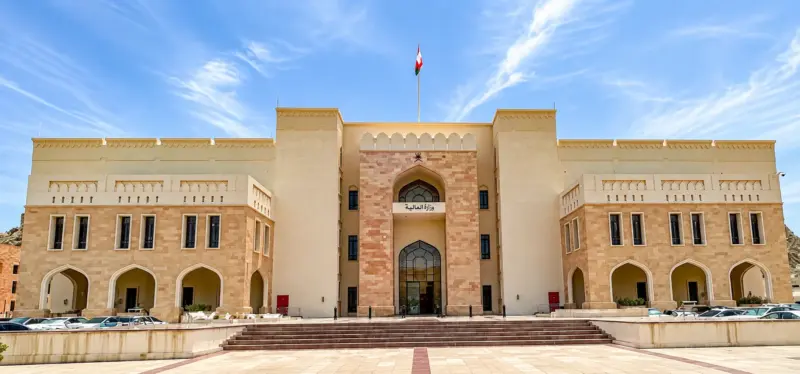 سعيد السالمي لـ«الوصال»: العقود الحكومية الجديدة تمنع تعطّل المشروع عند النزاع.. وتفتح للشركات باب التعويض قضائيًا عن تأخر المستحقات